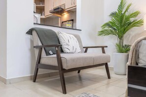 TV, offices - StayShort - A Gorgeous Studio in Zen 20 that Sleeps 2 (Discovery Gardens)