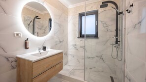 淋浴設備、風筒、坐浴桶、提供毛巾