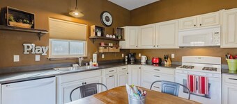 Downtown | New Hot Tub! Walking Distance to Springs, Shops, Restaurants