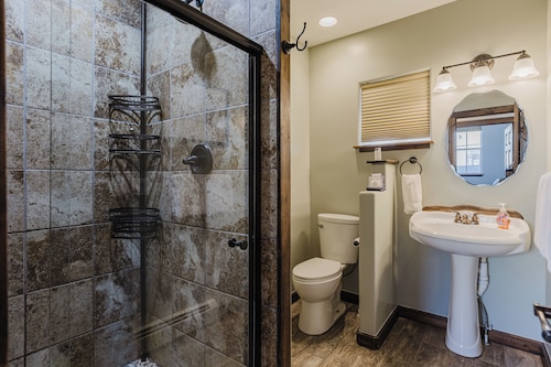 Downtown | New Hot Tub! Walking Distance to Springs, Shops, Restaurants