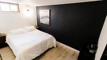 5 bedrooms, iron/ironing board, WiFi, bed sheets