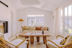 Smart TV, fireplace - Villa Rhétaise - Luxury Villa • Heated Pool • 5 Bedrooms • Loix Île de Ré (Loix)