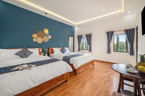 Classic-Apartment, Klimaanlage, Poolblick | 4 Schlafzimmer, laptopgeeigneter Arbeitsplatz, schallisolierte Zimmer