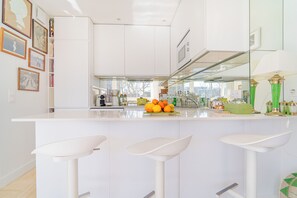 Four à micro-ondes, un four, lave-vaisselle