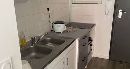 Un logements propre calme avec un jardin