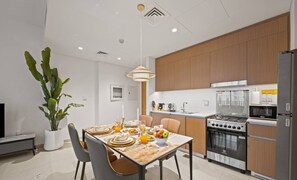 Wasserkocher mit Kaffee-/Teezubehör, Kühlschrank, Mikrowelle, Ofen