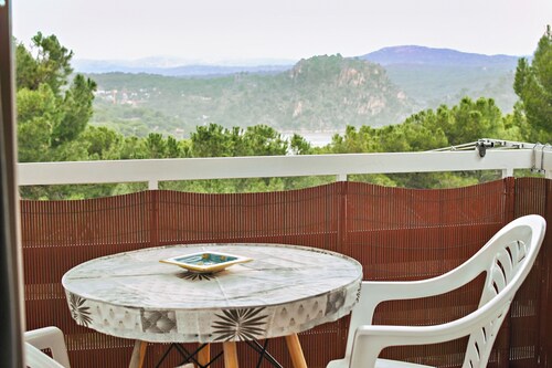 Serene Lakeview Retreat