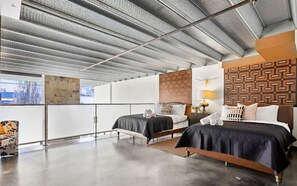 1 habitación, escritorio, tabla de planchar con plancha y cuna de viaje 