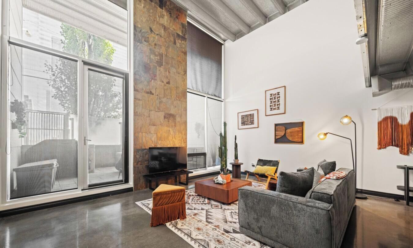 Welcome to your stylish loft! Relax on the large 3-seater sofa and enjoy the vibrant atmosphere.