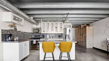 Geladeira, micro-ondas, fogão, cooktop