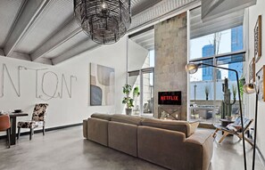 Smart-TV, Bücher, Arbeitsbereiche