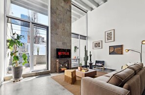 Älytelevisio, kirjoja, työhuone