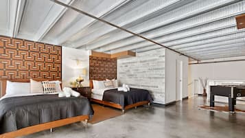 1 quarto, escrivaninha, ferros/tábuas de passar roupa, berço de viagem