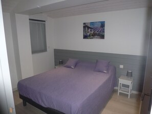 1 chambre, fer et planche à repasser, draps fournis