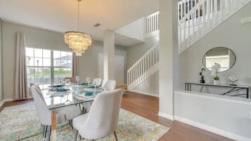 House (5 Bedrooms) | Interior