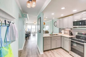 Apartment (1 Bedroom) | Interior - Ocean View & Pool Access: Beachfront Galveston Gem (Galveston)