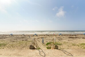 Apartment (1 Bedroom) | Interior - Ocean View & Pool Access: Beachfront Galveston Gem (Galveston)