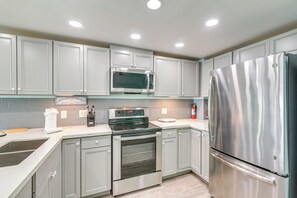 Apartment (1 Bedroom) | Interior - Ocean View & Pool Access: Beachfront Galveston Gem (Galveston)