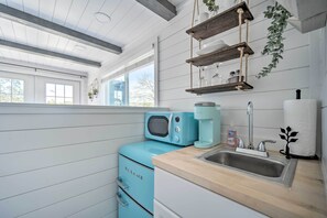 Apartment (0 Bedroom) | Interior - Modern Studio w/ Mtn Views & Lake On-site! (Canyon Lake)