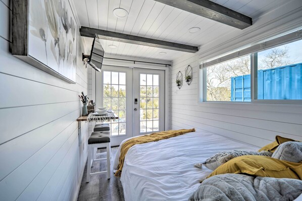 Apartment (0 Bedroom) | Interior - Modern Studio w/ Mtn Views & Lake On-site! (Canyon Lake)