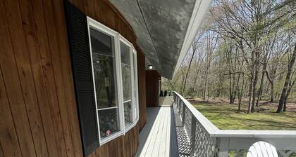 The Hideout - Woodsy Retreat 10 minutes from Charlestown Beach