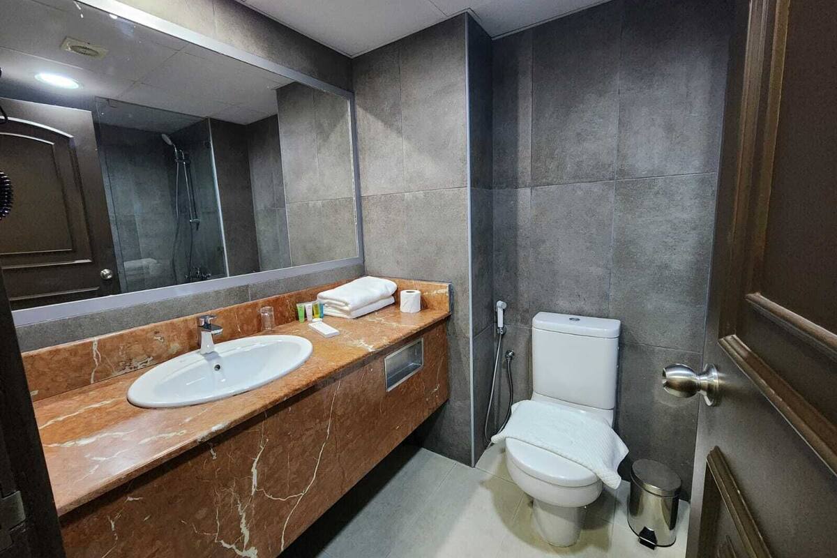 Phòng đôi cơ bản | Phòng tắm | Buồng tắm vòi sen, máy sấy tóc, dép đi trong nhà, khăn tắm 