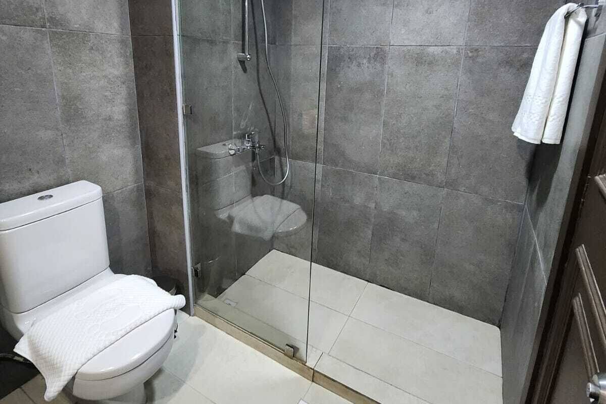 Phòng | Phòng tắm | Buồng tắm vòi sen, máy sấy tóc, dép đi trong nhà, khăn tắm 