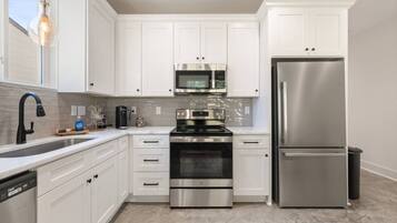 KylskÄp, mikrovÄgsugn, ugn och spishÀll