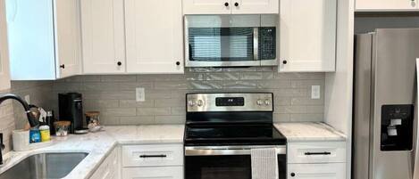 Een koelkast, een microgolfoven, een oven, een kookplaat