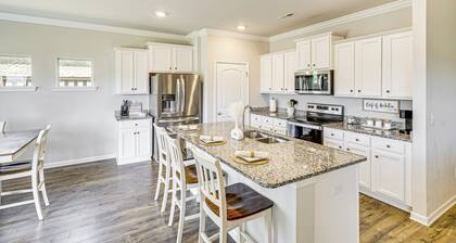 5 Mi to The Square: Athens Home w/ Pool Access!