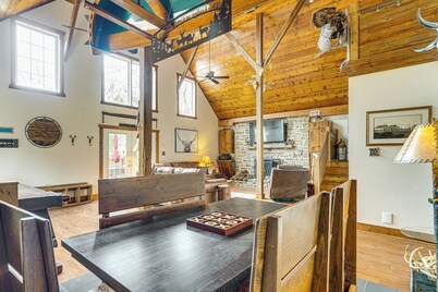 'the Lodge at Crider Creek' Getaway on 140 Acres!