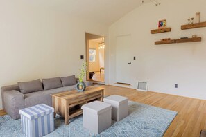 House, 2 Bedrooms, Smoking, Patio | Living room | Books