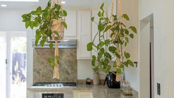 Nhà, 2 phòng ngủ, hút thuốc, sân hiên | Phòng khách | Sách