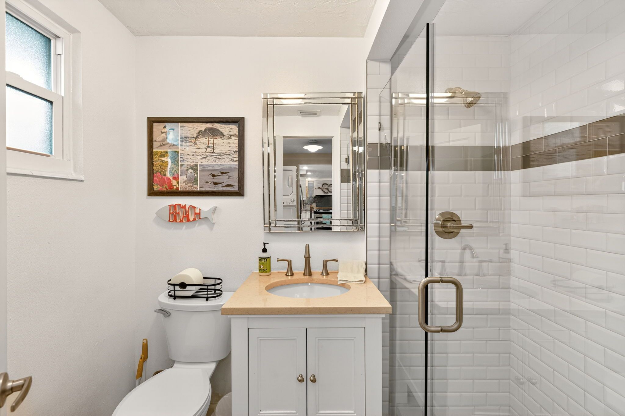 Ein Badezimmer mit Toilette, Waschbecken und Dusche.
