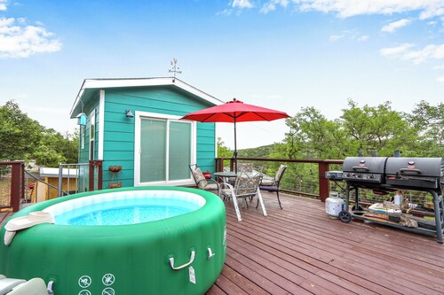 The Coop at Canyon Lake I Pool, Hot tub