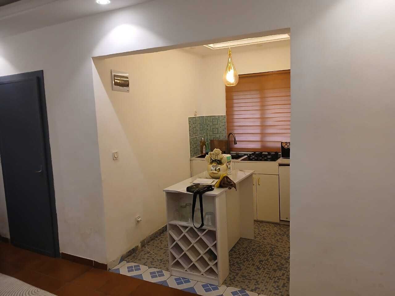 Réfrigérateur, micro-ondes, plaque de cuisson, cafetière/bouilloire