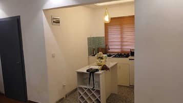 Réfrigérateur, micro-ondes, plaque de cuisson, cafetiÚre/bouilloire