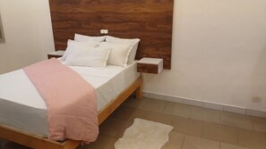 1 habitación, tabla de planchar con plancha, wifi y ropa de cama