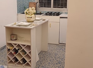 Refrigerador, microondas, parrilla de estufa y cafetera y tetera