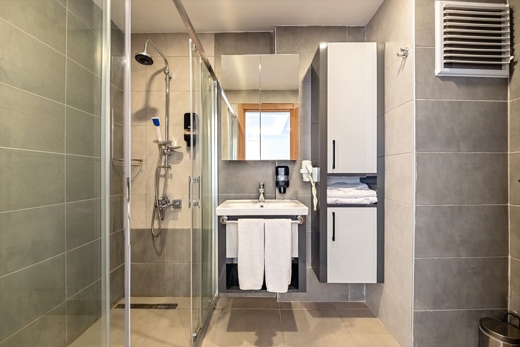 Chuveiro, secador de cabelo, chinelos, bidê