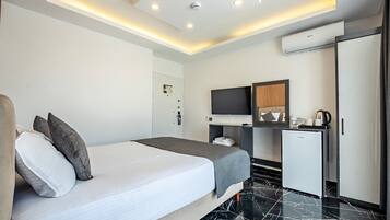 Standard Room, City View | Egyptian cotton sheets, premium bedding, minibar, soundproofing