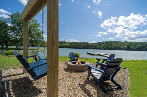 Cozy Cove Retreat on Douglas Lake, Waterfront, 4 Bedrooms, 2 Baths, Large Porch