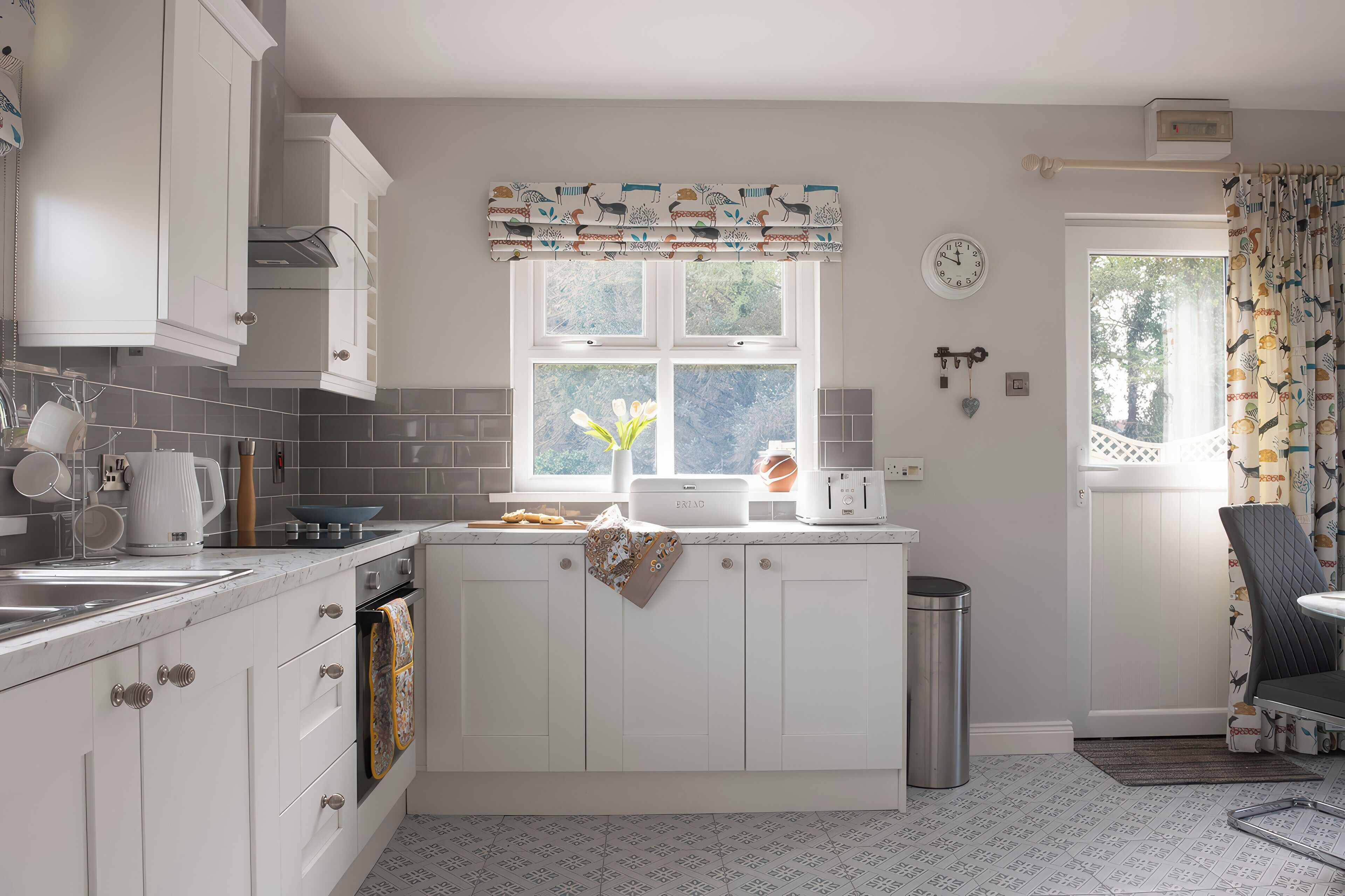 Fridge, microwave, dishwasher, cookware/dishes/utensils