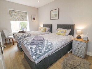 3 bedrooms, individually decorated, individually furnished, free WiFi - Shirley's House (Omagh)