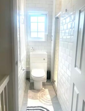 Casa | Banheiro | Chuveiro, secador de cabelo, toalhas de banho