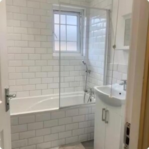Casa | Banheiro | Chuveiro, secador de cabelo, toalhas de banho 