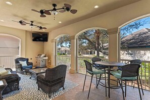 Outdoor dining - Mediterranean Home with Club Amenities & Golf Cart (Destin)