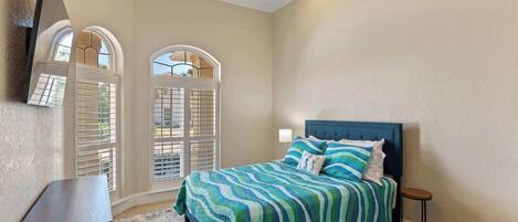 5 bedrooms, desk, iron/ironing board, travel cot