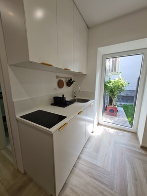 Kühlschrank, Kochgeschirr/Geschirr/Besteck