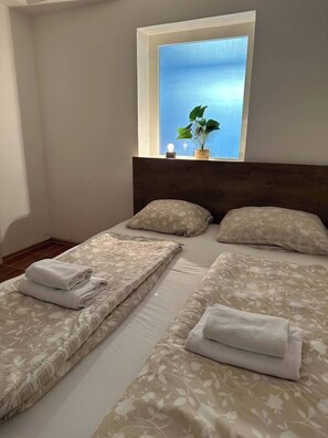 2 bedrooms, WiFi, bed sheets - Koper Central/Beach Apartment (Koper)